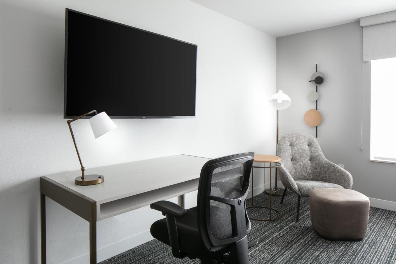Towneplace Suites By Marriott Oshkosh Exteriör bild
